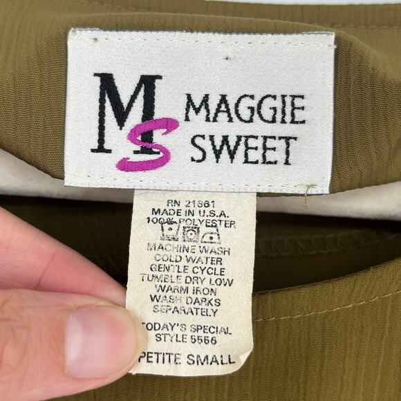 Maggie Sweet Olive Green Embroidered Floral Oversized Top Size Petite S - Picture 7 of 8